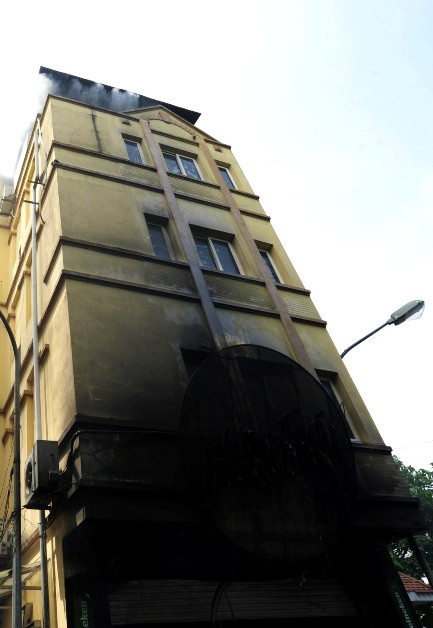 Quán karaoke 5 tầng bị bốc cháy trong đó đang có nhân viên làm việc.