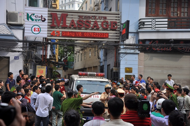 Rất đông người dân xung quanh đã đến theo dõi vụ việc.