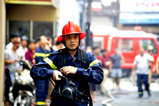 Lực lượng PCCC đã có mặt ngay lúc đó để dập lửa. Tuy nhiên, do ngõ nhỏ, phòng kín… công tác cứu hộ gặp nhiều khó khăn.