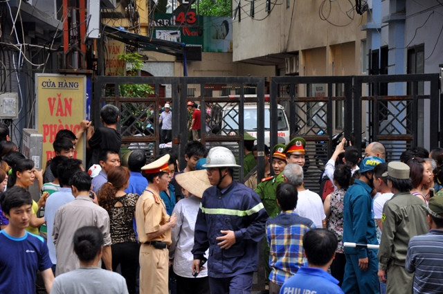 Các lực lượng chức năng đã phong tỏa toàn bộ hiện trường vụ hỏa hoạn để điều tra.