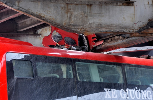 Phần máy điều hòa của xe khách bị vỡ vụn khi va phải thành gầm cầu. Phần máy điều hòa của xe khách bị vỡ vụn khi va phải thành gầm cầu.