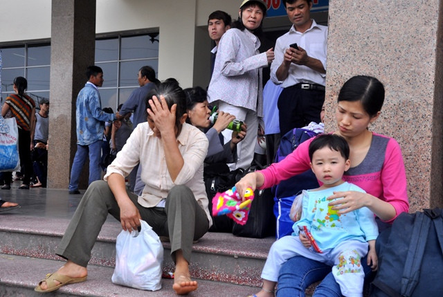 Vạ vật, ngồi lê tại bến xe đợi người nhà tới đón. Vạ vật, ngồi lê tại bến xe đợi người nhà tới đón.