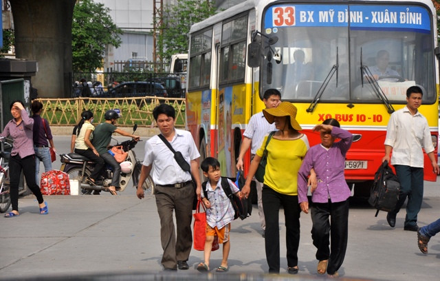 Cái nắng chói chang khiến cho việc đi lại của người dân càng vất vả hơn. Cái nắng chói chang khiến cho việc đi lại của người dân càng vất vả hơn.