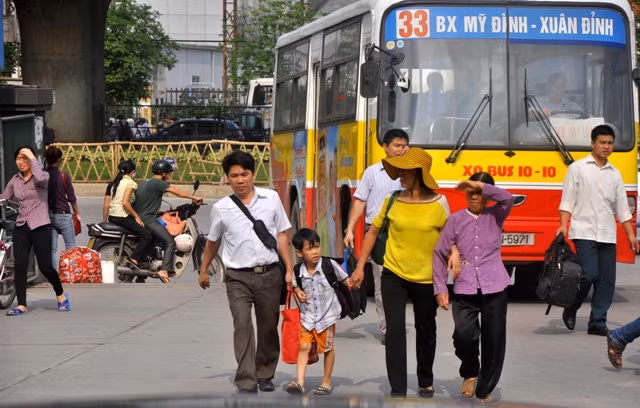 Cái nắng chói chang khiến cho việc đi lại của người dân càng vất vả hơn.