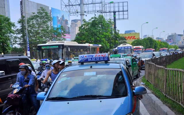 Nhiều tuyến đường vành đai ùn tắc nghiêm trọng do lượng xe và người đổ về đông trong giờ cao điểm chiều nay.