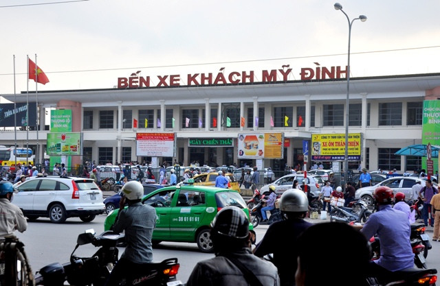 Kỳ nghỉ lễ kéo dài 5 ngày kết thúc, người dân từ quê lại đổ về Thủ đô để tiếp tục công việc của mình. Do vậy, tại bến xe Mỹ Đình, hàng vạn người ùn ùn đổ về trên các xe khách ngoại tỉnh. Kỳ nghỉ lễ kéo dài 5 ngày kết thúc, người dân từ quê lại đổ về Thủ đô để tiếp tục công việc của mình. Do vậy, tại bến xe Mỹ Đình, hàng vạn người ùn ùn đổ về trên các xe khách ngoại tỉnh.