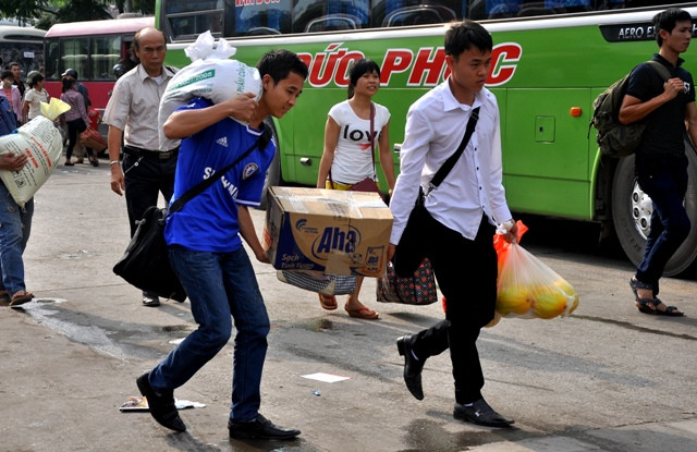 Gạo, đồ đạc… được tận dụng mang từ quê về sau chuyến nghỉ dài. Gạo, đồ đạc… được tận dụng mang từ quê về sau chuyến nghỉ dài.