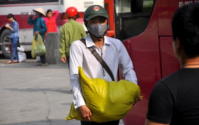 Nét mặt mệt mỏi… hiện trên khuôn mặt mỗi người. Nét mặt mệt mỏi… hiện trên khuôn mặt mỗi người.