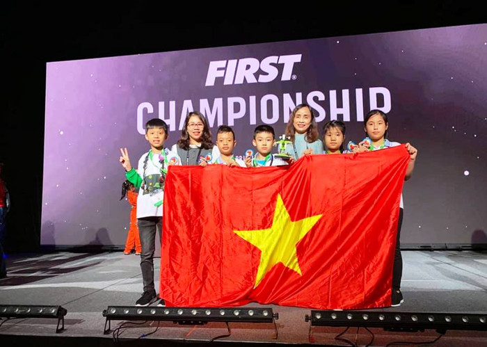 Nhóm học sinh Trường tiểu học Phù Đổng được vinh danh trên đất Mỹ. Ảnh: TT Nhóm học sinh Trường tiểu học Phù Đổng được vinh danh trên đất Mỹ. Ảnh: TT