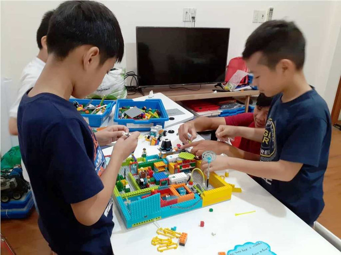 Các bạn luyện tập hình thành các ý tưởng để giải quyết vấn đề sau đó dùng Lego để thể hiện. Ảnh: TT Các bạn luyện tập hình thành các ý tưởng để giải quyết vấn đề sau đó dùng Lego để thể hiện. Ảnh: TT
