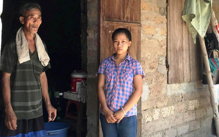 Hai bố con em Ngô Thị Lài trong căn nhà lụp xụp, đơn sơ. Ảnh: NP