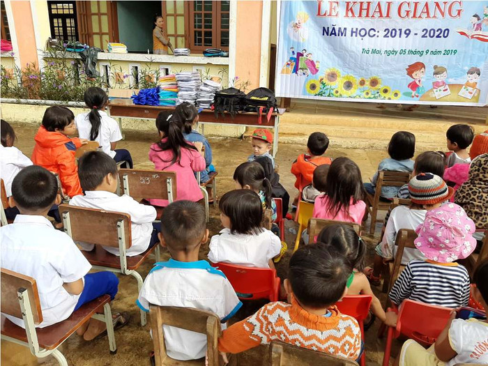 Những học sinh Ca Dong giữa đại ngàn Trường Sơn chuẩn bị bước vào năm học mới.