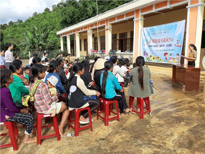 Bà con người Ca Dong cũng tranh thủ đến dự lễ khai giảng của con em mình.