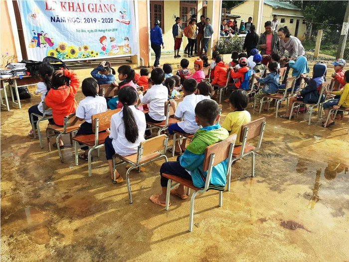 Các em ngồi ngay ngắn chuẩn bị cho lễ khai giảng.