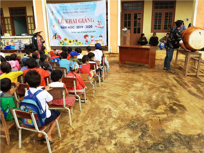 Dù còn nhiều khó khăn nhưng các thầy cô vẫn cố gắng mang đến cho học sinh nơi đây một lễ khai giảng thật ấm áp.