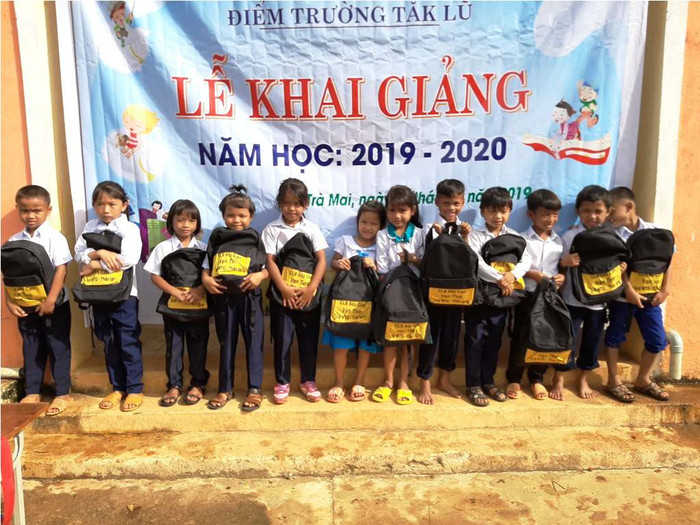 Học sinh Ca Dong phấn khởi nhận những món quà đầu năm học.