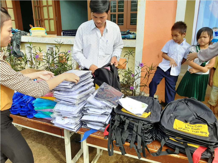 Thầy cô cũng đã kêu gọi được các nhà hảo tâm mua tặng những chiếc ba lô, đôi dép xinh xắn dành tặng cho những học sinh Ca Dong.
