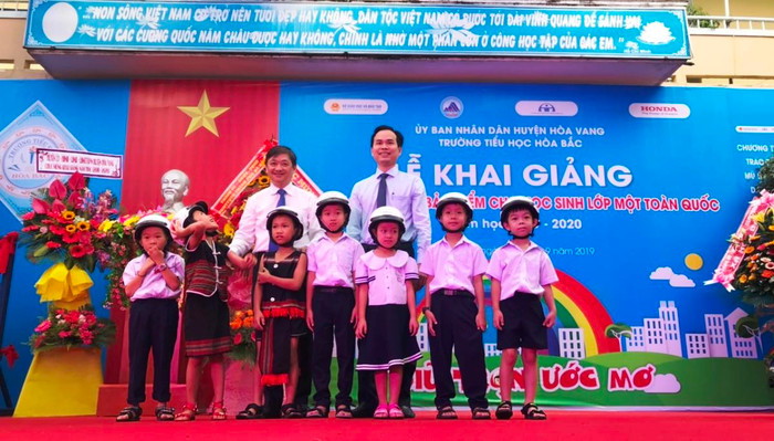Phó Chủ tịch Ủy ban nhân dân thành phố Đà Nẵng Đặng Việt Dũng chụp ảnh cùng học sinh Trường Tiểu học Hòa Bắc trong ngày khai giảng. Phó Chủ tịch Ủy ban nhân dân thành phố Đà Nẵng Đặng Việt Dũng chụp ảnh cùng học sinh Trường Tiểu học Hòa Bắc trong ngày khai giảng.