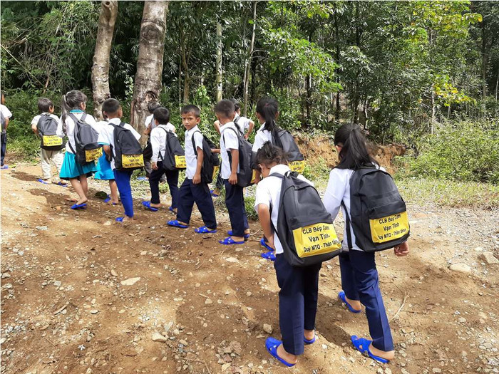 Học sinh đi khai giảng trở về với những chiếc ba lô và đôi dép mới.