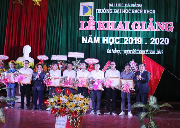 Đại học Bách khoa Đà Nẵng vinh danh những sinh viên có thành tích cao trong học tập, nghiên cứu khoa học trong lễ khai giảng. Ảnh: TT Đại học Bách khoa Đà Nẵng vinh danh những sinh viên có thành tích cao trong học tập, nghiên cứu khoa học trong lễ khai giảng. Ảnh: TT