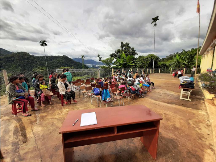 Những thầy, cô giáo bám lớp, bám trường đã rất vất vả để đưa các em học sinh đến trường.