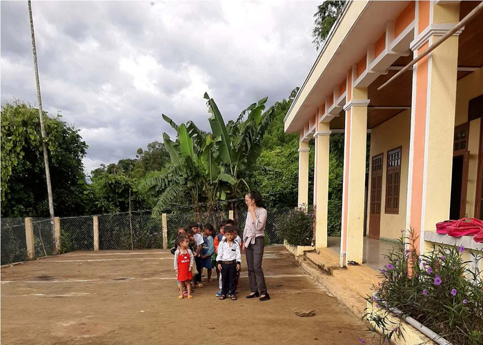 Cô giáo hướng dẫn cho một lớp chuẩn bị vào lễ khai giảng.