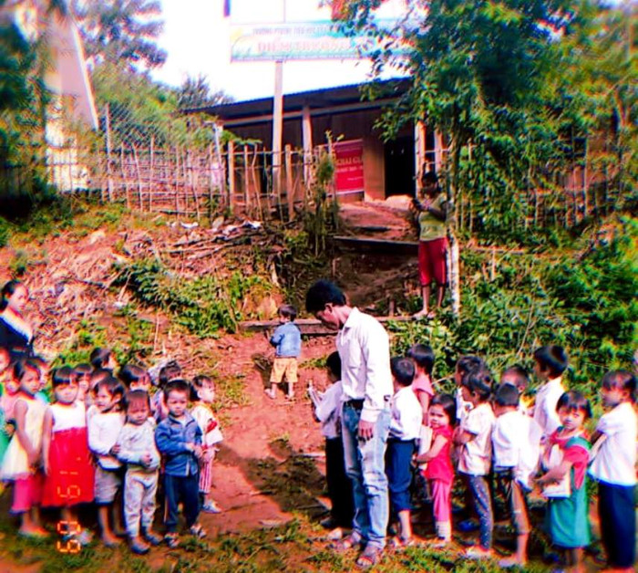 Lễ khai giảng chỉ có thầy và những học sinh.