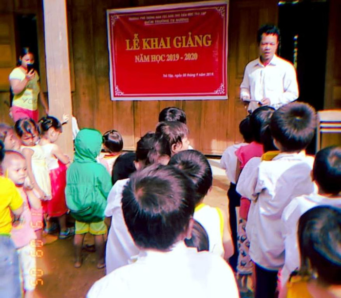 Thầy cô ở điểm trường Tu Nương cũng bước vào lễ khai giảng.