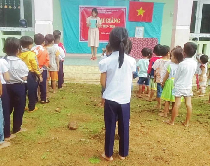 Cô giáo đọc thư của Chủ tịch nước cho học sinh nhân dịp lễ khai giảng năm học mới.