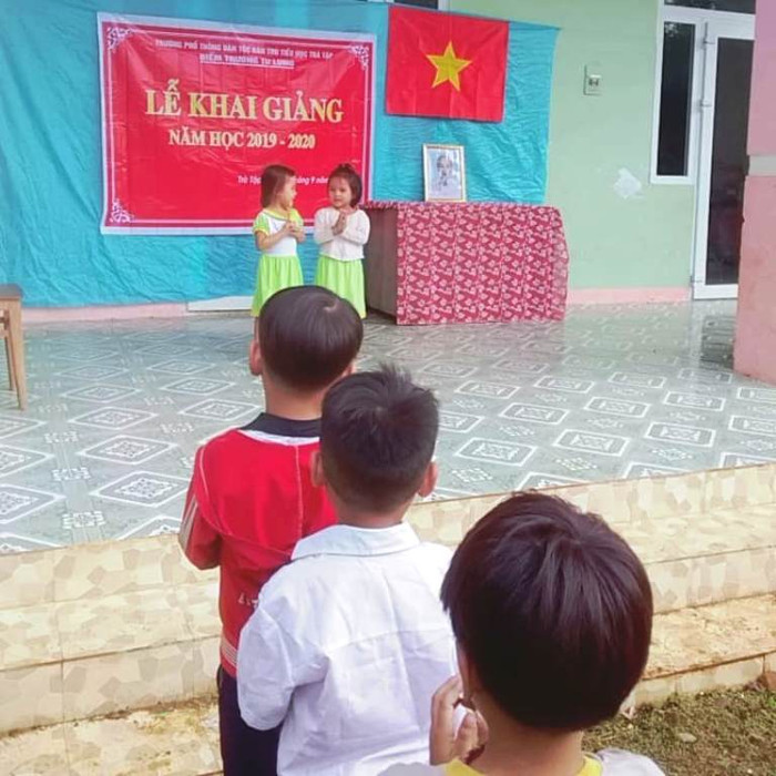 Lễ khai giảng không thiếu những tiết mục văn nghệ do các em nhỏ thể hiện.