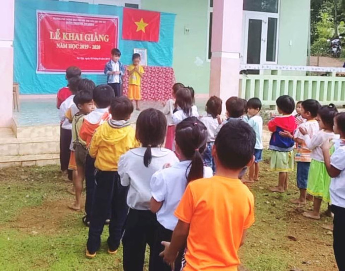 So với những lễ khai giảng hoàng tráng ở những trường đồng bằng, thành phố thì nơi đây thật đơn sơ.