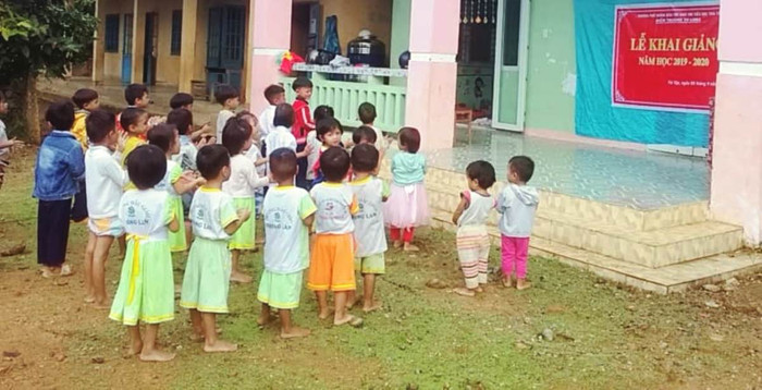 Các cô giáo trẻ đã phải rất vất vả để bám trụ tại những điểm trường xa xôi.