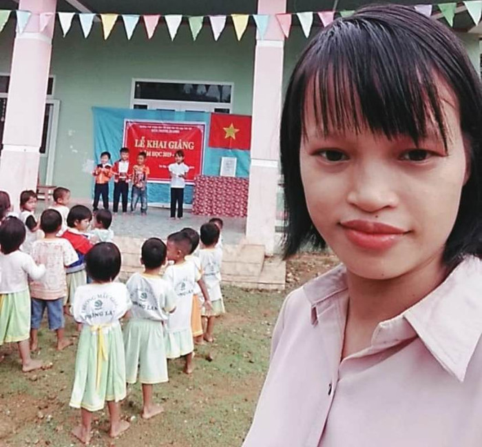 Cô giáo chụp hình cùng học sinh.