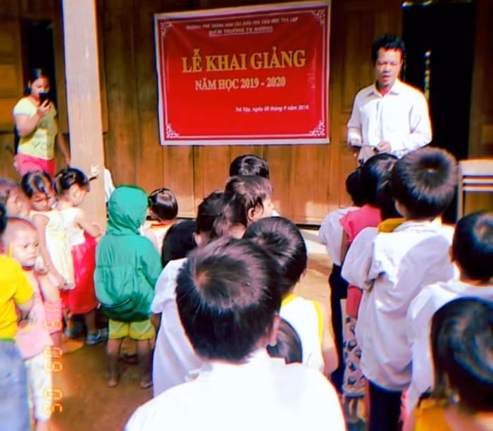 Thầy cô ở điểm trường Tu Nương cũng bước vào lễ khai giảng.