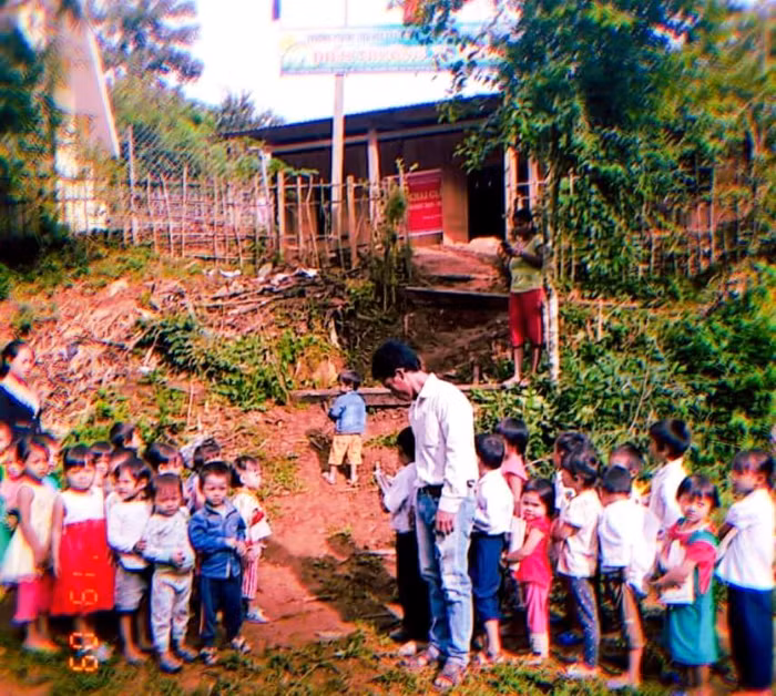 Lễ khai giảng chỉ có thầy và những học sinh.