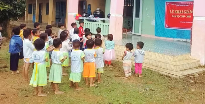 Các cô giáo trẻ đã phải rất vất vả để bám trụ tại những điểm trường xa xôi.