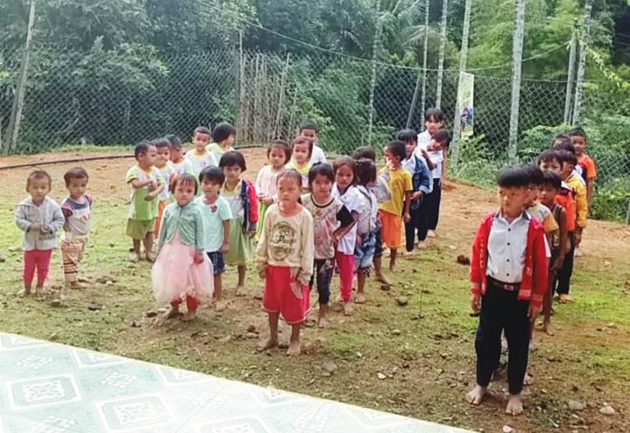 Những học sinh ở điểm trường Tu Lung chuẩn bị cho lễ khai giảng.