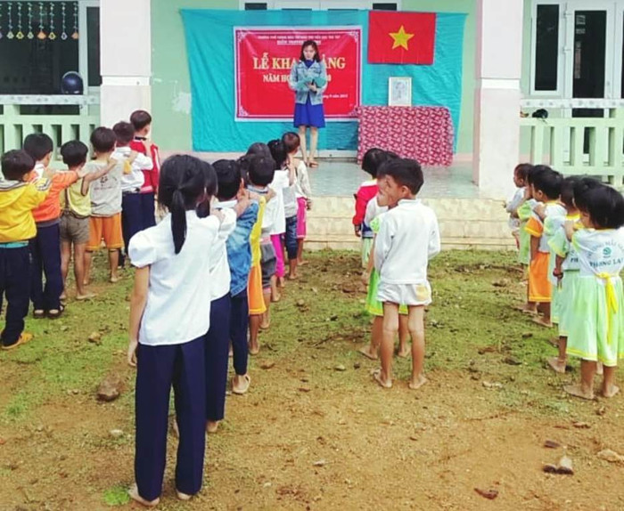 Nhiều em đến trường khai giảng với đôi chân trần.