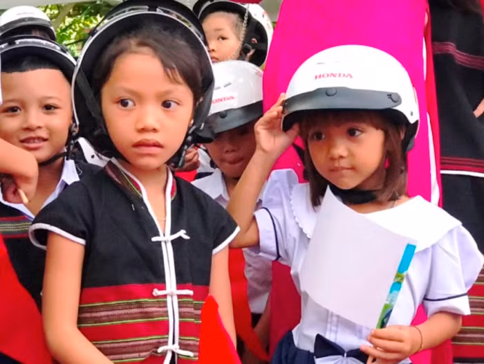 Học sinh người Cơ Tu vui vẻ nhận mũ bảo hiểm trong ngày khai giảng. Học sinh người Cơ Tu vui vẻ nhận mũ bảo hiểm trong ngày khai giảng.