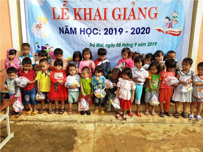 Phần thưởng cho những học sinh mầm non là các bịch kẹo bánh được thầy cô chuẩn bị sẵn.