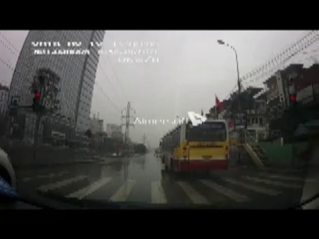 Clip 3 xe buýt nối đuôi nhau vượt đèn đỏ, ảnh chụp từ clip. Clip 3 xe buýt nối đuôi nhau vượt đèn đỏ, ảnh chụp từ clip.