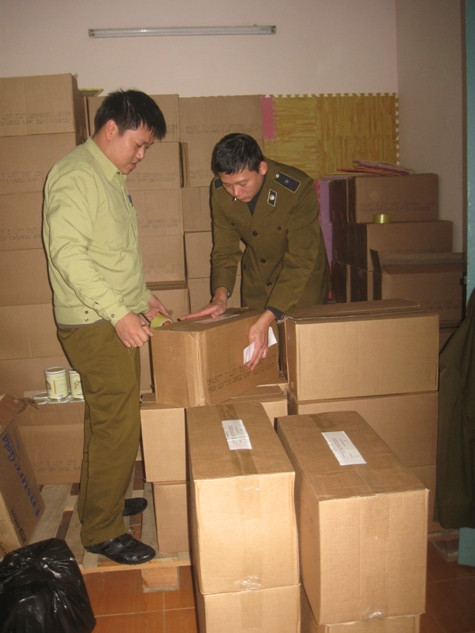 Cơ quan Quản lý thị trường đồng loạt kiểm tra các sản phẩm sữa dê tại trụ sở Công ty TNHH Mạnh Cầm. Cơ quan Quản lý thị trường đồng loạt kiểm tra các sản phẩm sữa dê tại trụ sở Công ty TNHH Mạnh Cầm.