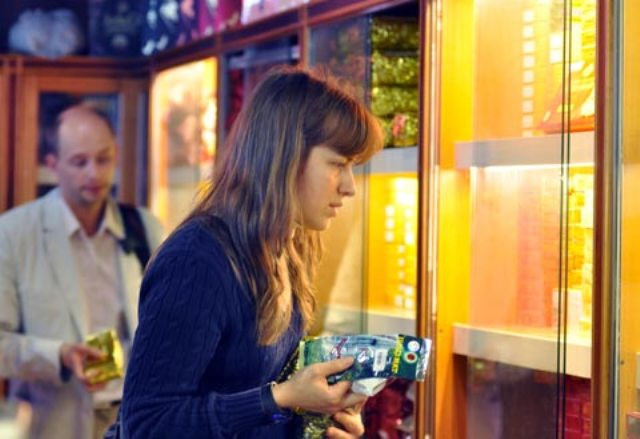 Khách quốc tế đang chọn mua hàng tại sân bay Nội Bài. Ảnh: AQ Khách quốc tế đang chọn mua hàng tại sân bay Nội Bài. Ảnh: AQ