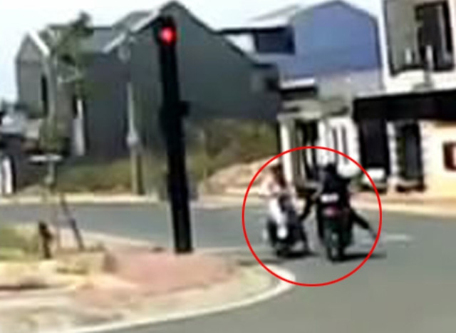 Phát hiện hai tên cướp giật giỏ xách của một phụ nữ khi đang dừng đèn đỏ.