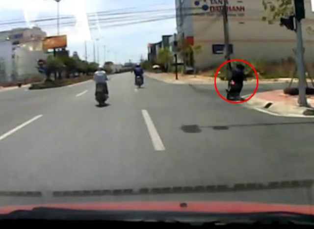 Ôtô tăng ga đuổi theo, hai tên cướp liên tục quẹo để cắt đuôi.