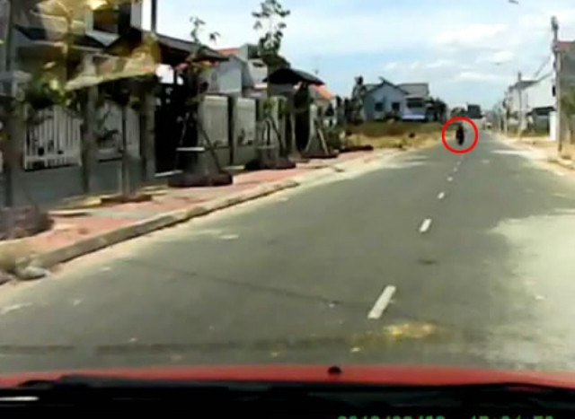 Vì ôtô không linh hoạt bằng xe máy nên bọn chúng đã chạy thoát.