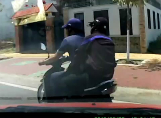 Tài xế liền phóng ôtô ép bọn chúng, tuy nhiên hai tên lách qua mũi xe.