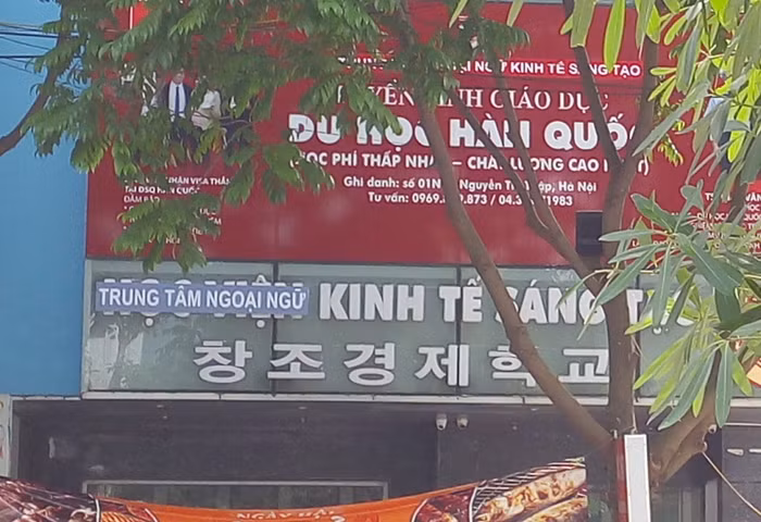 Biển hiệu Học viện Kinh tế Sáng tạo nay đổi thành Trung tâm ngoại ngữ Kinh tế Sáng tạo (ảnh Trinh Phúc). Biển hiệu Học viện Kinh tế Sáng tạo nay đổi thành Trung tâm ngoại ngữ Kinh tế Sáng tạo (ảnh Trinh Phúc).