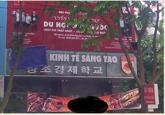 Hiện từ học viện đã bị che khuất trên bảng hiệu (ảnh Trinh Phúc). Hiện từ học viện đã bị che khuất trên bảng hiệu (ảnh Trinh Phúc).