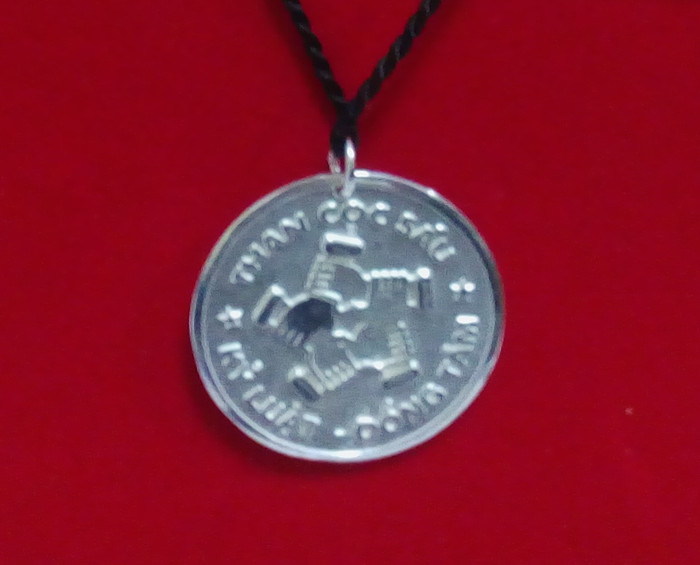 Logo tượng đài thợ mỏ có giá 640.000 đồng, một mặt in tên công ty đặt mua (ảnh Trinh Phúc). Logo tượng đài thợ mỏ có giá 640.000 đồng, một mặt in tên công ty đặt mua (ảnh Trinh Phúc).